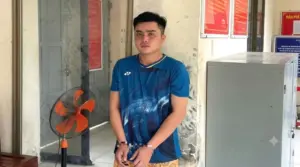 Công an phường Lái Thiêu đã bắt khẩn cấp Nguyễn Hiền Phúc (25 tuổi) để điều tra hành vi bạo hành, hành hạ dã man con gái riêng 3 tuổi của vợ. Xem ngay chi tiết.