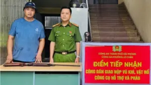 Công an Hải Phòng vận động người dân giao nộp vũ khí, góp phần bảo đảm an ninh trật tự và phòng ngừa vi phạm pháp luật.