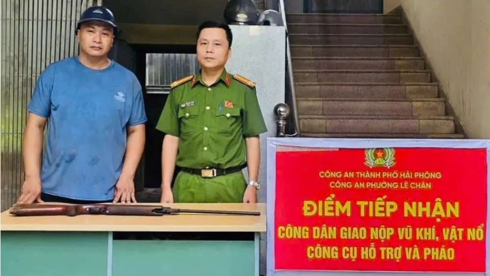 Công an Hải Phòng vận động người dân giao nộp vũ khí, góp phần bảo đảm an ninh trật tự và phòng ngừa vi phạm pháp luật.