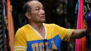 Ông Trần Quang Sĩ, tiểu thương 60 tuổi ở chợ Bắc Ninh, gây chú ý với các phiên livestream bán đầm dạ hội, có đêm chốt cả trăm đơn