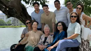 NSƯT Lê Vi đưa các con về Việt Nam đoàn tụ cùng gia đình, đồng thời chia sẻ thẳng thắn quan điểm về hôn nhân của giới trẻ phương Tây.
