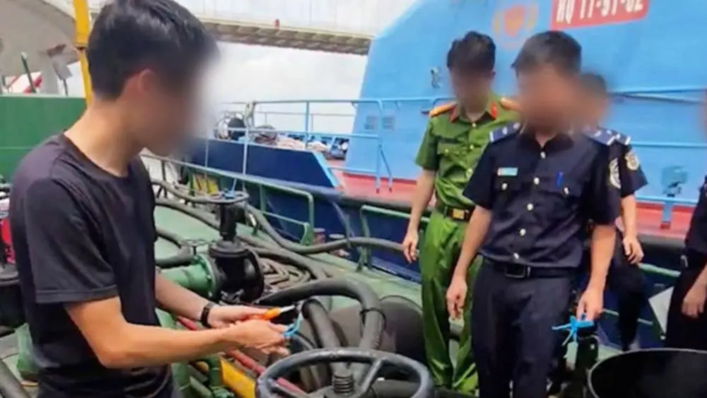 Phát hiện hơn 70 tấn dầu FO và 41 thùng sơn nghi nhập lậu trên tàu HP-3789 tại vùng biển Hải Phòng.