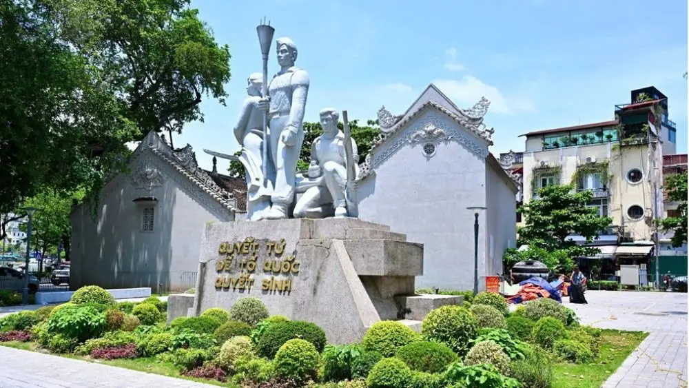 Hà Nội di dời tượng đài "Quyết tử để Tổ quốc quyết sinh" về Bộ Tư lệnh Thủ đô nhằm bảo tồn và hoàn thiện không gian hồ Hoàn Kiếm.