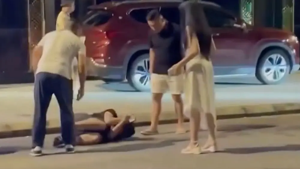 Công an triệu tập 7 người liên quan vụ nhóm khách lăng mạ, đuổi đánh tài xế taxi gục xuống đường do từ chối chở quá số người quy định.