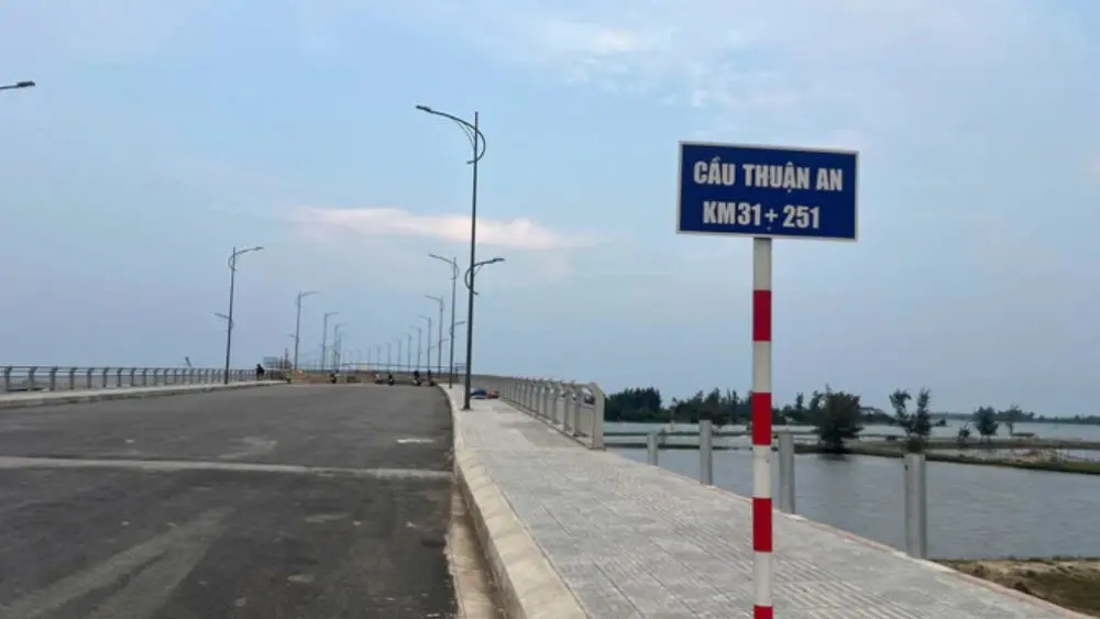 Hai cầu ở Huế cùng mang tên Cầu Thuận An, gây tranh luận. Chủ đầu tư đã tháo bảng tên cầu vượt cửa biển để chờ hướng dẫn mới.