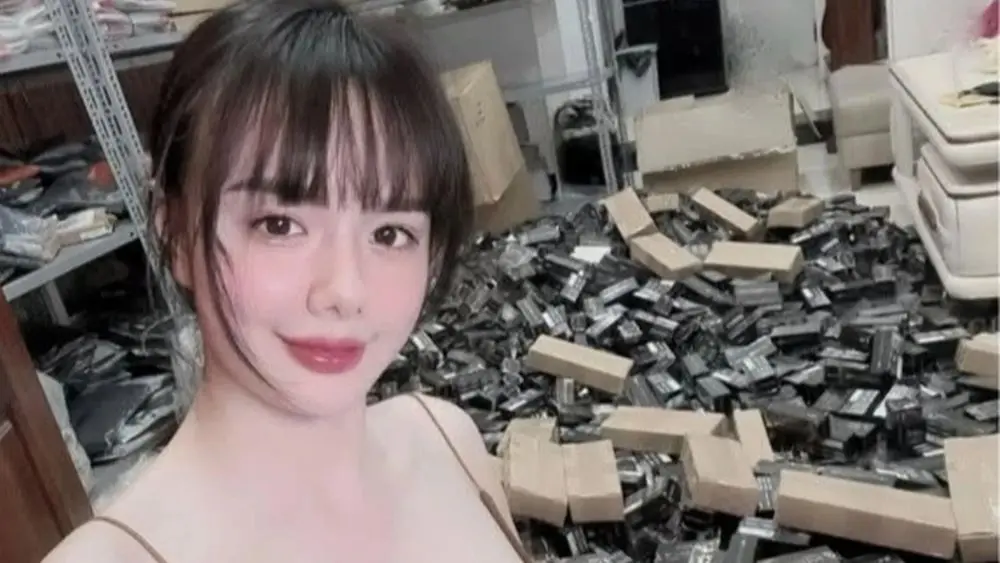 "Cô giáo Hương" vừa bị khởi tố vì hành vi buôn bán sản phẩm Loramen giả với giá 369.000 đồng/lọ. Trước đó, người này thường xuyên khoe chốt hàng nghìn đơn.