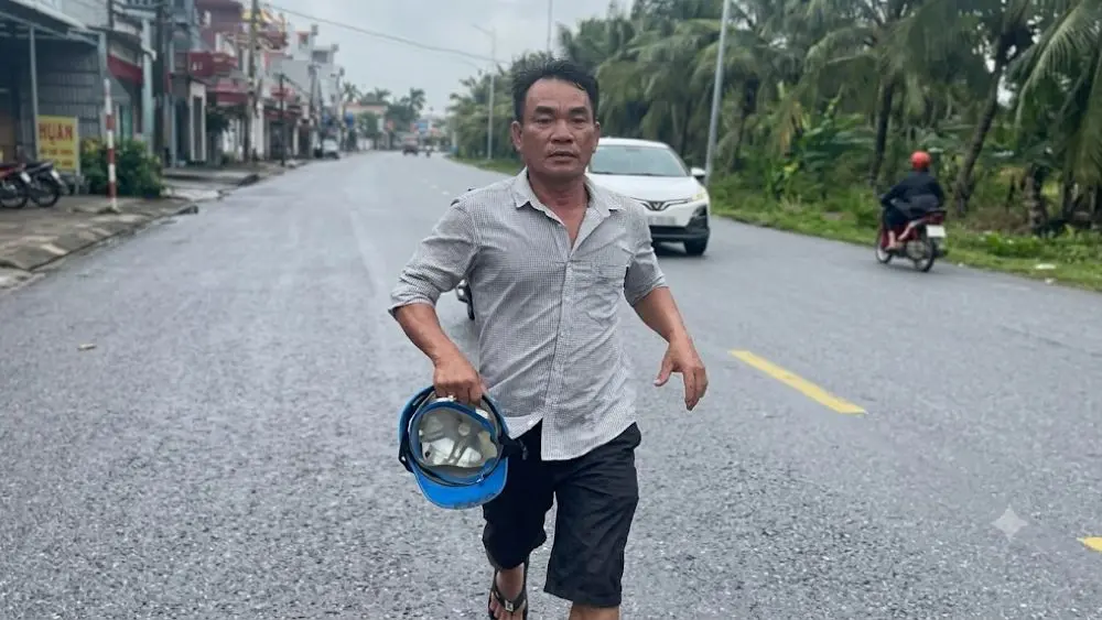 Công an Hải Phòng triệu tập người đàn ông chặn đầu ô tô, cầm mũ bảo hiểm đánh tài xế chấn thương.