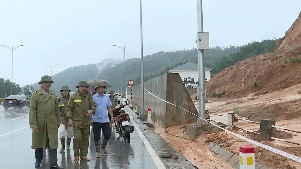 Mưa lớn do ảnh hưởng bão số 4 khiến Hải Phòng xuất hiện nhiều điểm sạt lở. Cơ quan chức năng khẩn trương kiểm tra và ứng phó kịp thời