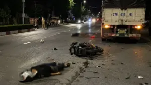 Va chạm với xe đầu kéo, 2 thanh niên được cho là đang đi bão thương vong, hiện trường vụ tai nạn được phong tỏa.