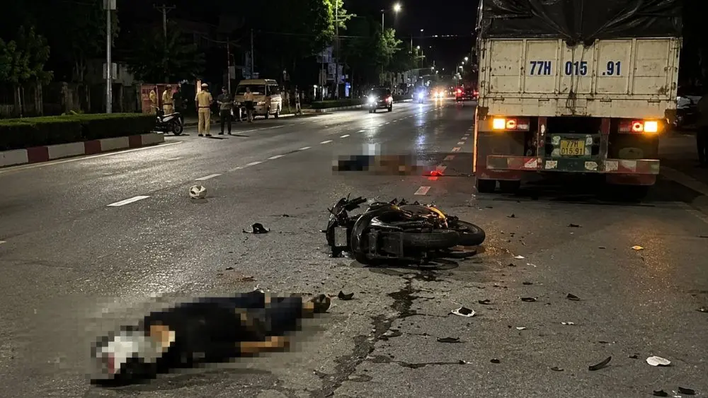 Va chạm với xe đầu kéo, 2 thanh niên được cho là đang đi bão thương vong, hiện trường vụ tai nạn được phong tỏa.