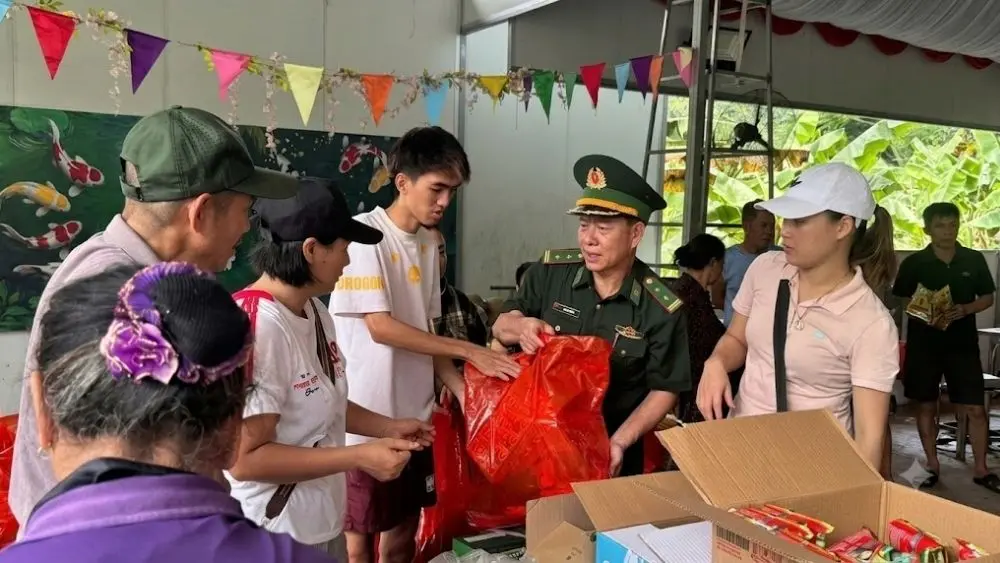 Đồn Biên phòng Cát Bà phối hợp trao tặng tiền mặt và các nhu yếu phẩm thiết yếu cho người dân vùng bị ngập lụt sau bão số 4.