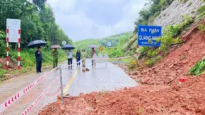 Do ảnh hưởng của bão số 4, mưa lớn kéo dài khiến Hải Phòng xuất hiện nhiều điểm sạt lở đất đá nghiêm trọng, gây ảnh hưởng giao thông và đời sống.