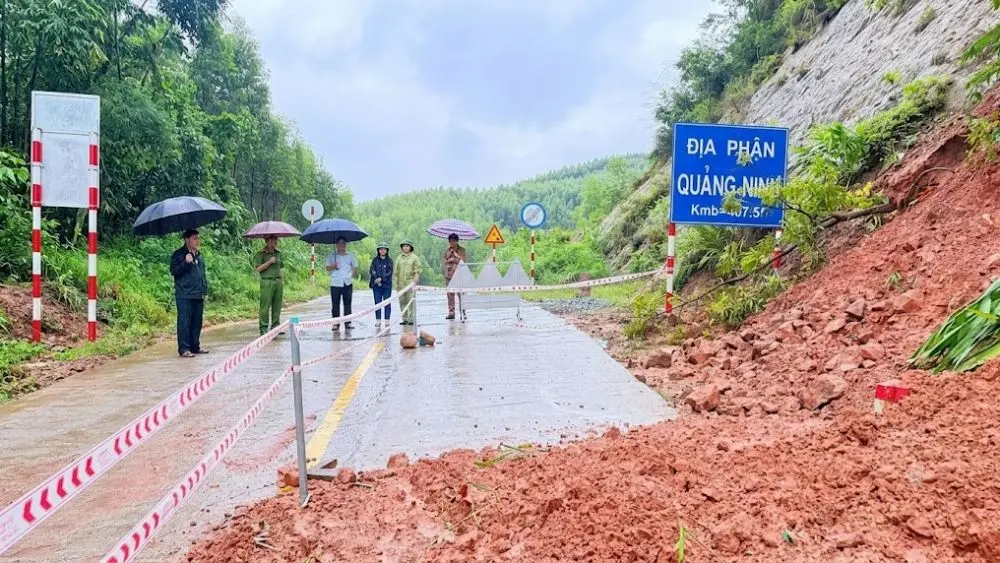 Do ảnh hưởng của bão số 4, mưa lớn kéo dài khiến Hải Phòng xuất hiện nhiều điểm sạt lở đất đá nghiêm trọng, gây ảnh hưởng giao thông và đời sống.