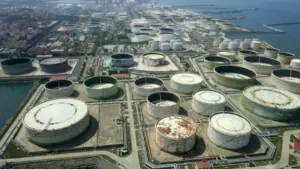 Xuất khẩu dầu Iran giảm mạnh do lệnh phong tỏa hàng hải của Mỹ, khiến hàng chục triệu thùng dầu bị mắc kẹt. Xem chi tiết nguyên nhân và tác động.