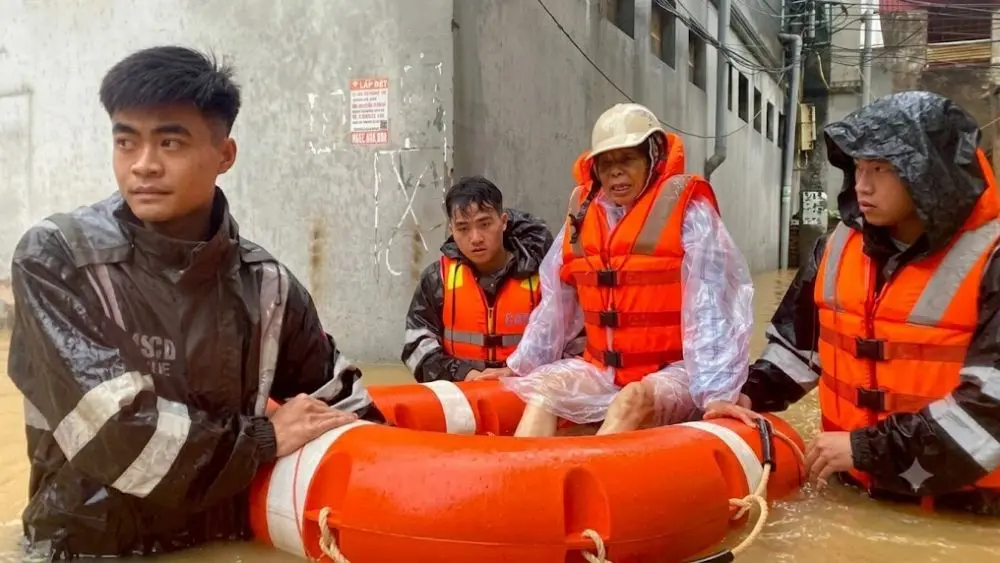 Bão số 4 di chuyển rất chậm gây mưa lớn kéo dài, khiến nước lũ trên nhiều sông ở Đông Bắc Bộ dâng cao vượt mức báo động 3.