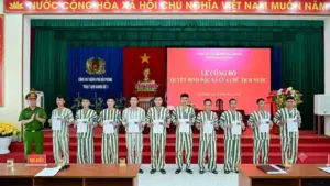 Trại tạm giam số 1 Công an TP Hải Phòng công bố quyết định đặc xá của Chủ tịch nước và trao giấy chứng nhận cho 92 phạm nhân đủ điều kiện.