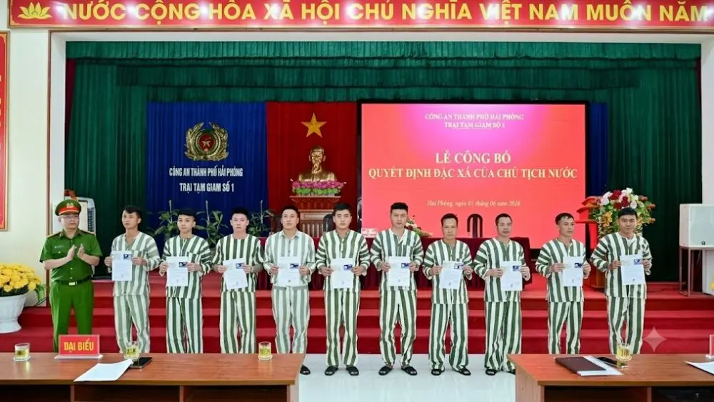Trại tạm giam số 1 Công an TP Hải Phòng công bố quyết định đặc xá của Chủ tịch nước và trao giấy chứng nhận cho 92 phạm nhân đủ điều kiện.