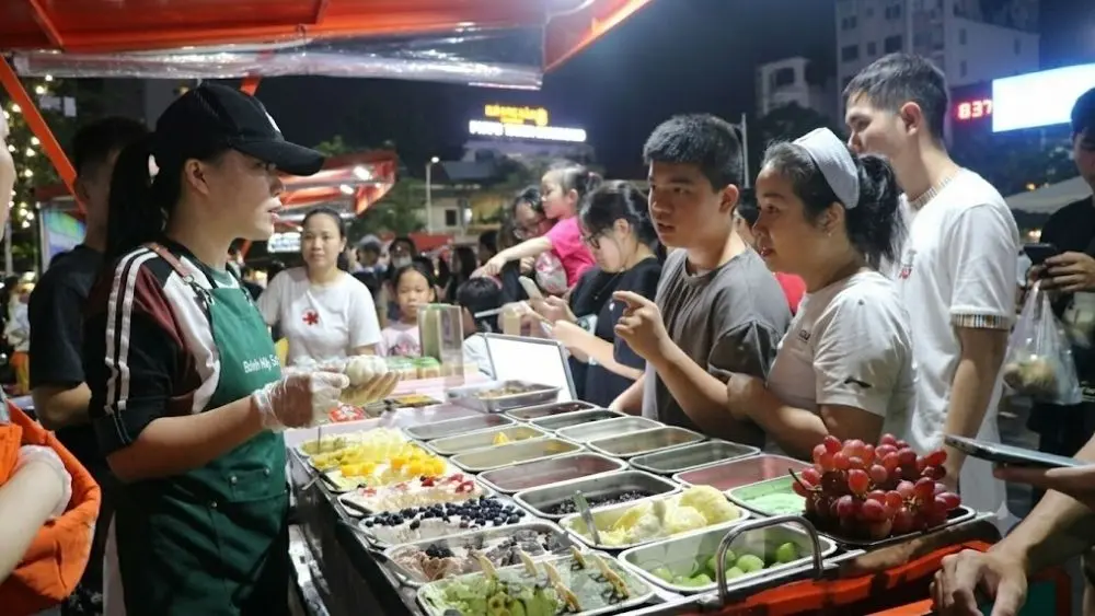 Phố đi bộ, ẩm thực đêm Hải Phòng thu hút đông đảo người dân và du khách đến tham quan, thưởng thức các món ăn đặc sản đất Cảng.