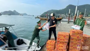 Đồn Biên phòng Cát Bà phối hợp cứu trợ nhu yếu phẩm cho người dân vùng bị ngập lụt sau bão, giúp bà con sớm ổn định cuộc sống.
