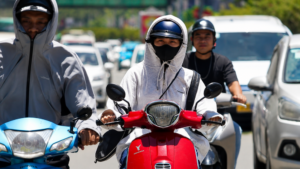 Nắng nóng gay gắt bao trùm miền Bắc, miền Trung, nhiệt độ thực tế có thể cao hơn dự báo 2-4 độ C, kéo dài nhiều ngày.
