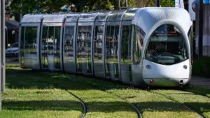 Việt Nam sắp sở hữu tuyến tàu điện nhẹ LRT Phú Quốc hiện đại dài 17,5km. Tìm hiểu dự án nghìn tỷ do Sun Group đầu tư với tiến độ thần tốc khiến chuyên gia bất ngờ.