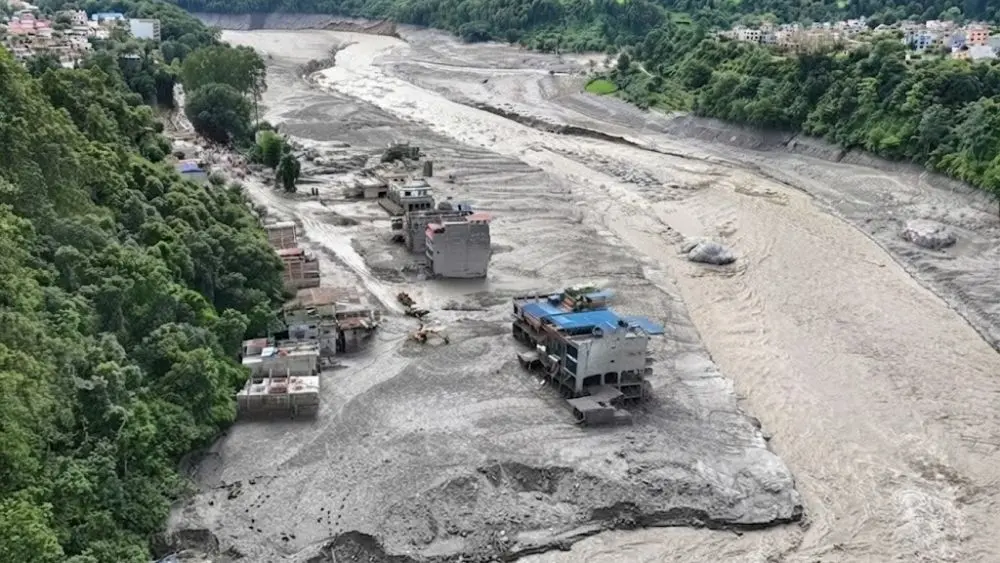 Đoàn 25 khách hành hương may mắn thoát chết trong trận lũ quét kinh hoàng ở Nepal nhờ tài xế nhanh chóng lái xe lánh nạn. Khám phá ngay