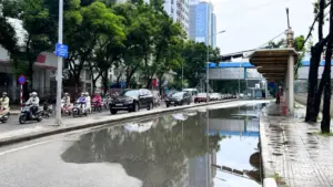Hà Nội không ngập sau mưa lớn, nhiều tuyến đường chỉ đọng nước nhẹ, giao thông vẫn diễn ra bình thường.