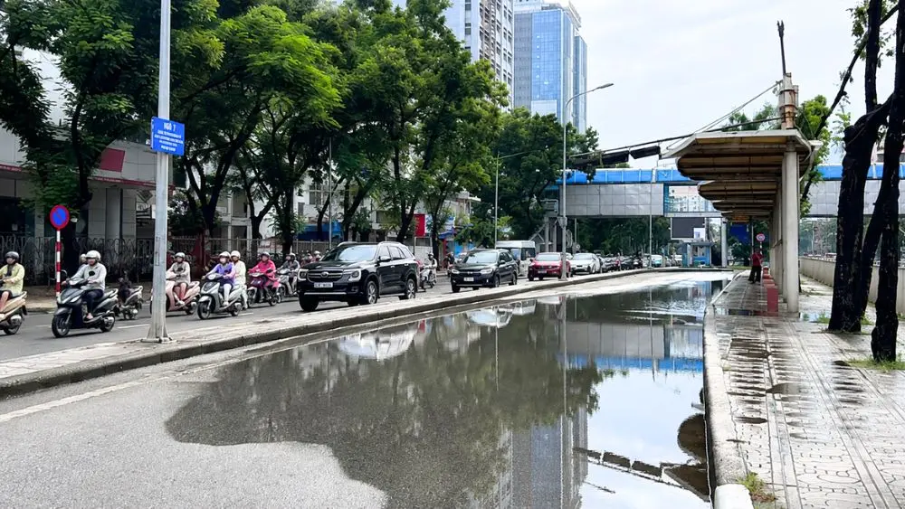 Hà Nội không ngập sau mưa lớn, nhiều tuyến đường chỉ đọng nước nhẹ, giao thông vẫn diễn ra bình thường.