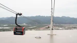 Nhiều du khách mắc kẹt tại đảo Cát Bà do bão số 4 đã được hỗ trợ di chuyển an toàn vào đất liền bằng hệ thống cáp treo.