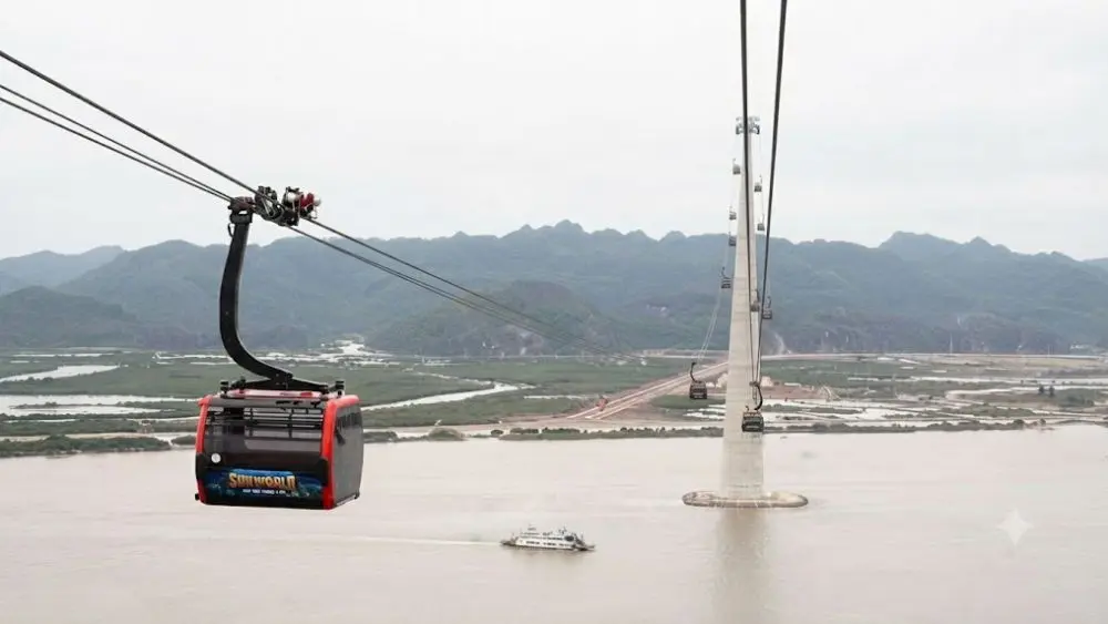 Nhiều du khách mắc kẹt tại đảo Cát Bà do bão số 4 đã được hỗ trợ di chuyển an toàn vào đất liền bằng hệ thống cáp treo.