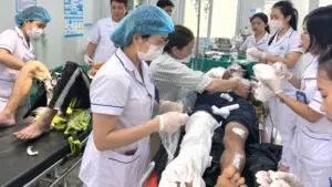 Hai người đàn ông ở Nghệ An bị bỏng nặng do điện phóng khi dựng quán cà phê gần đường dây điện, phải chuyển lên tuyến trên.