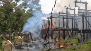 Hỏa hoạn tại xã Nam Cường, Thái Nguyên thiêu rụi căn nhà sàn cùng toàn bộ tài sản. Người trong nhà kịp thoát nạn, lực lượng chức năng dập lửa.