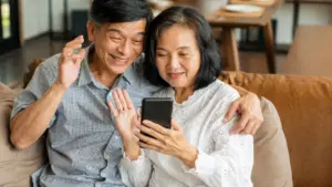 Sau tuổi 60, tuổi già viên mãn không phụ thuộc vào lương hưu cao hay thấp mà ở sự độc lập, tôn trọng và ứng xử đúng mực với con cái.