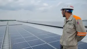 Điện mặt trời mái nhà được doanh nghiệp đầu tư hàng trăm tỷ đồng nhằm tối ưu chi phí điện và đón cơ hội từ chính sách mới. Tìm hiểu lý do.