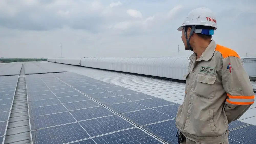 Điện mặt trời mái nhà được doanh nghiệp đầu tư hàng trăm tỷ đồng nhằm tối ưu chi phí điện và đón cơ hội từ chính sách mới. Tìm hiểu lý do.