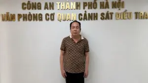 Nguyễn Quang Dũng giả danh Thiếu tướng quân đội, lừa đảo 4,4 tỷ đồng rồi bỏ trốn ra nước ngoài trước khi về Việt Nam đầu thú.