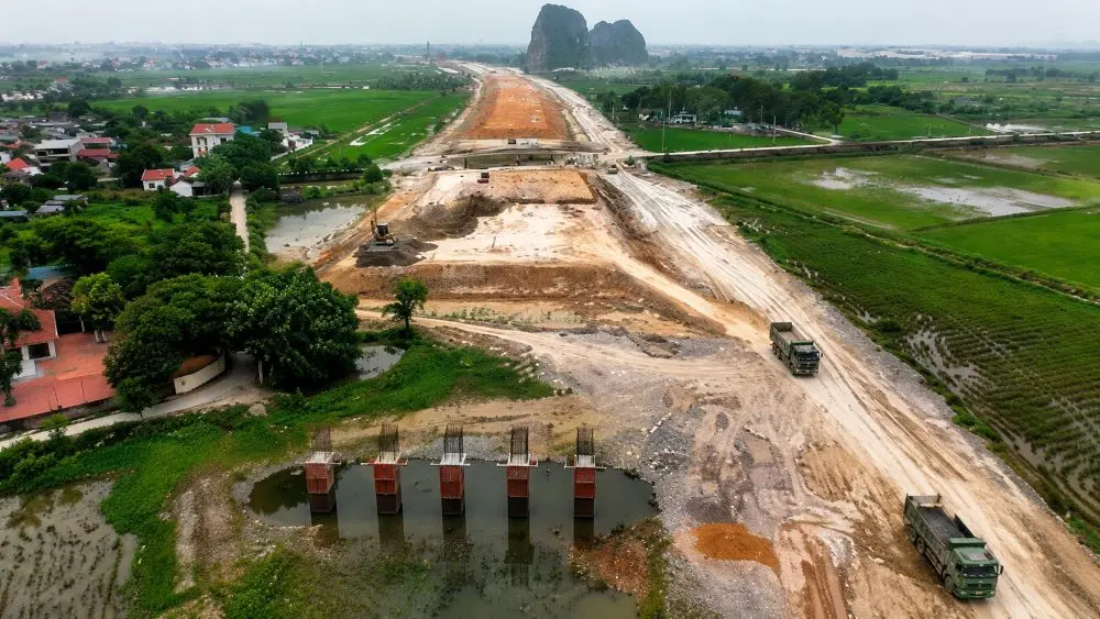 Cao tốc Ninh Bình - Hải Phòng tăng tốc thi công, huy động nhân lực, máy móc và dự kiến thi công xuyên lễ để kịp về đích cuối năm 2026.