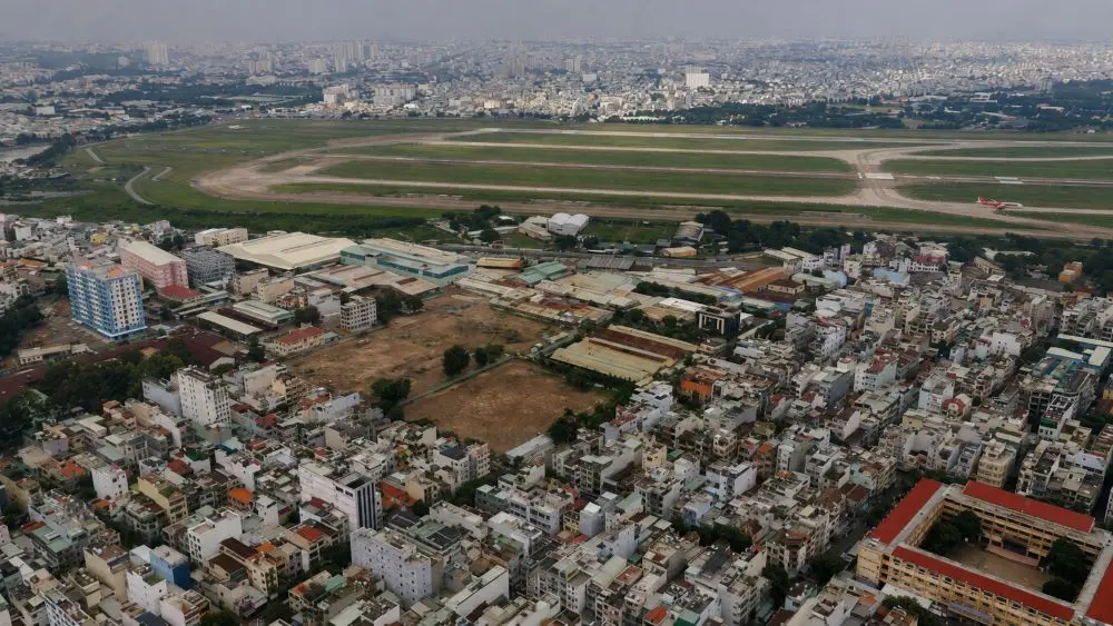 Tân Sơn Nhất nằm giữa khu dân cư đông đúc, đối mặt nguy cơ UAV, diều xâm nhập, đe dọa an toàn bay và gây gián đoạn hoạt động.