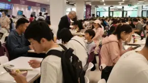 Sinh viên Thanh Hoa vẫn sử dụng điện thoại trong đời sống thường ngày, gợi mở góc nhìn khác về mối liên hệ giữa điện thoại và thành tích học tập.