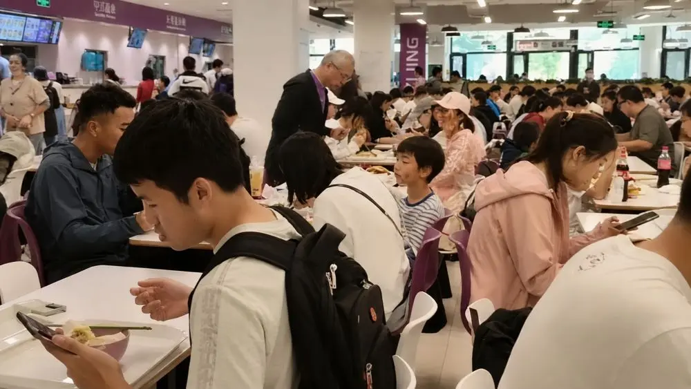Sinh viên Thanh Hoa vẫn sử dụng điện thoại trong đời sống thường ngày, gợi mở góc nhìn khác về mối liên hệ giữa điện thoại và thành tích học tập.