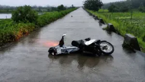 Những dấu hiệu cảnh báo sét sắp đánh và cách phòng tránh, giúp người dân nhận biết nguy hiểm, chủ động tìm nơi trú ẩn an toàn khi có dông sét.
