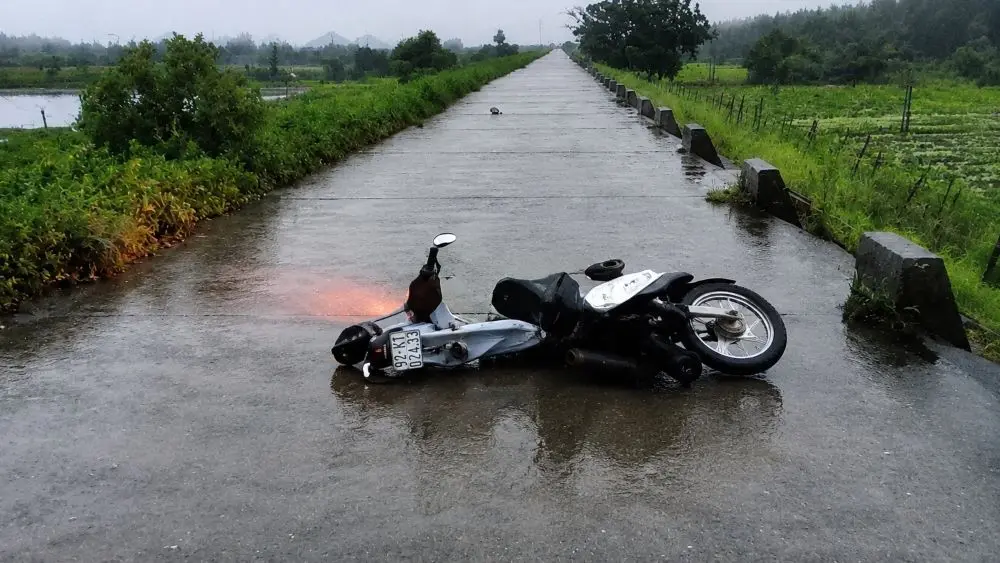 Những dấu hiệu cảnh báo sét sắp đánh và cách phòng tránh, giúp người dân nhận biết nguy hiểm, chủ động tìm nơi trú ẩn an toàn khi có dông sét.