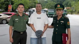Bắt kẻ trốn truy nã nhập cảnh trái phép vào Việt Nam, lực lượng chức năng phối hợp bàn giao đối tượng cho phía Trung Quốc theo quy định.