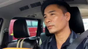 Tài xế Nguyễn Trần Tuấn Dũng chở khách Tây 20km với giá hơn 250.000 đồng nhưng từ chối nhận 3 triệu đồng do khách đưa nhầm.