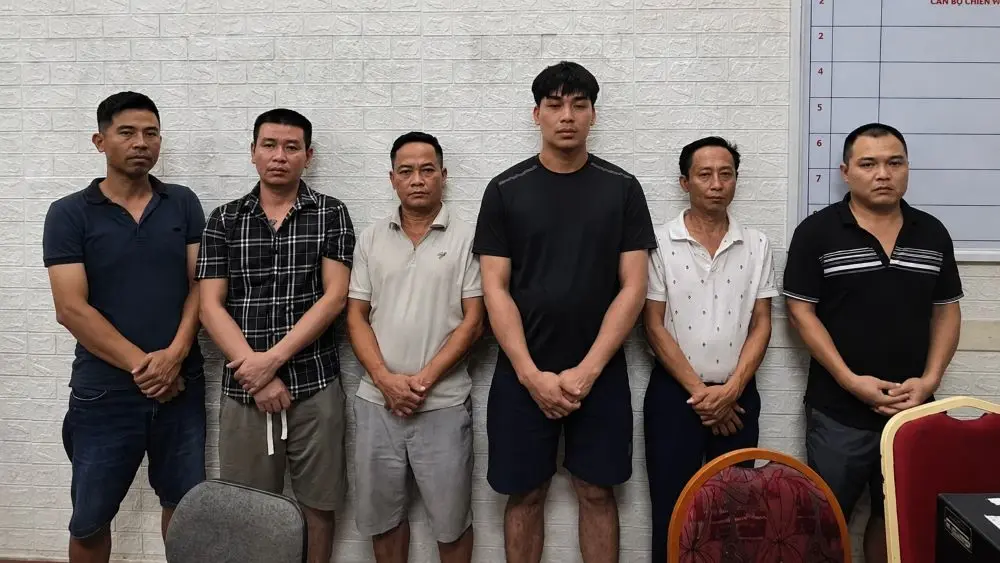 Triệt phá 2 đường dây cá độ bóng đá với tổng giao dịch hơn 70 tỷ đồng, nhiều đối tượng bị bắt giữ. Xem chi tiết vụ án mới nhất.