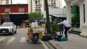 Bảo vệ hành hung tài xế xe ôm công nghệ tại Khu đô thị Louis City, Hà Nội, sau khi cho rằng nạn nhân “nói trống không”.