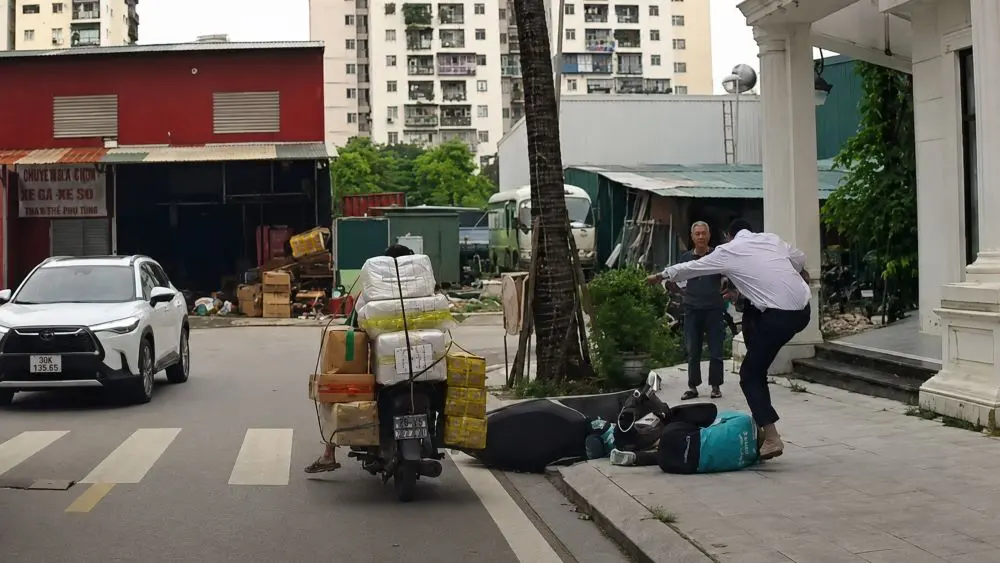 Bảo vệ hành hung tài xế xe ôm công nghệ tại Khu đô thị Louis City, Hà Nội, sau khi cho rằng nạn nhân “nói trống không”.