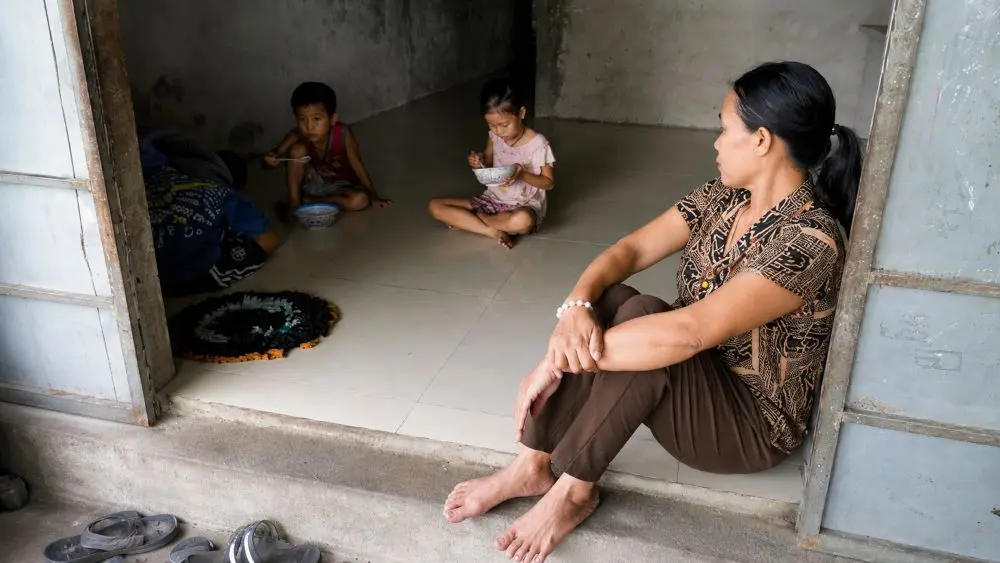 Mẹ khờ nuôi 5 con thơ trong căn nhà không có giường, cuộc sống thiếu thốn khiến những đứa trẻ đứng trước nguy cơ phải nghỉ học.