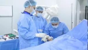Bé gái 14 tuổi bị gãy tay do tai nạn xe đạp điện đã vận động trở lại sau 3 ngày phẫu thuật.