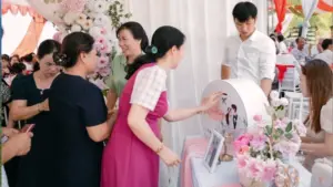 Đám cưới không gửi thiệp mời ở Hà Tĩnh gây chú ý khi trưởng thôn phát loa, bà con trong xóm cùng đến chung vui với gia đình.